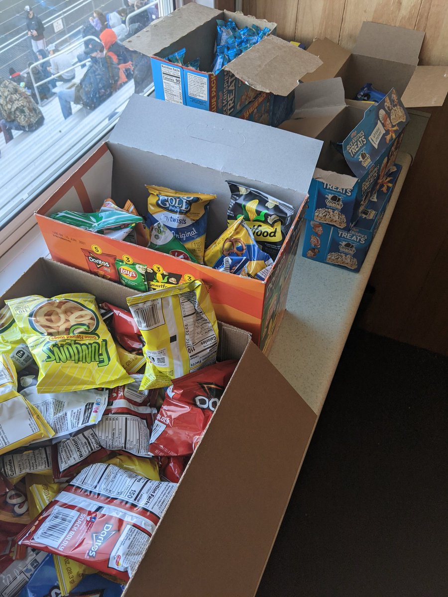 TyMeade's tweet image. Prairie: Gone is the coaches room of cold meat sandwiches, still a good selection of chips &amp;amp; drinks. The concession workers tried to tell me they only sell mac &amp;amp; cheese at football games, which I know is not true, so I missed out on the delight of a mac &amp;amp; cheeseburger.
5.3 🍔