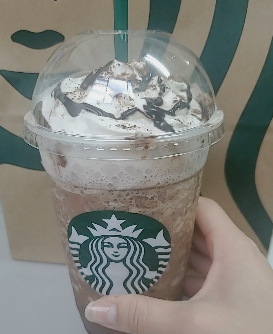 ぴよ ө ついにぞにきチーノ ダークモカチップフラペチーノ チョコレートソースがけ ベンティサイズ これ飲みながら優雅に仕事します 8