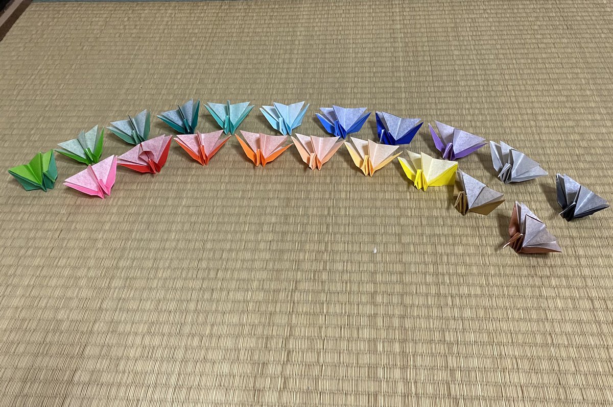 あさ鶴 折り紙 花 赤い箱 くす玉の一部の花を研究してた時の物です 1枚目の花びらは 白折り紙とピンクを切って張り合わせてあります 外側も白くきれいです 2枚目はグラデーション折り紙を使ったので色が微妙に違います 最後は余りかな あさ鶴 折り紙 花 赤い箱 くす玉の一部の花を研究してた時の物です 1枚目の花びらは 白折り紙とピンクを切って張り合わせてあります 外側も白くきれいです 2枚目はグラデーション折り紙を使ったので色が微妙に違います 最後は余りかな