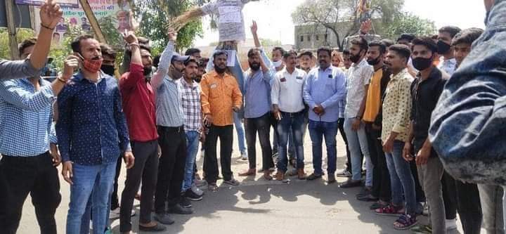 rrksoffice's tweet photo. #महाराणा_प्रताप सर्किल पर #गुलाब_चंद_कटारिया का #श्री_राष्ट्रीय_राजपूत_करणी_सेना द्वारा #पुतला_फूंका व नारे बाजी कर के #विरोध किया गया। 
#karnisena #SSG #india #wednesdaythought https://t.co/VpeyGjLTyY