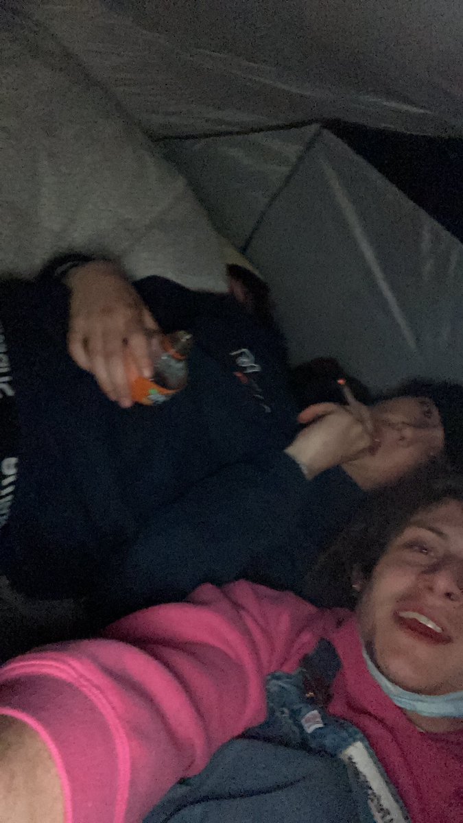 AchtenFerre's tweet photo. Ik lig met 2 jongens in een tentje. #spanned #hoopdathtegoedkomt https://t.co/TWz42gnfKv