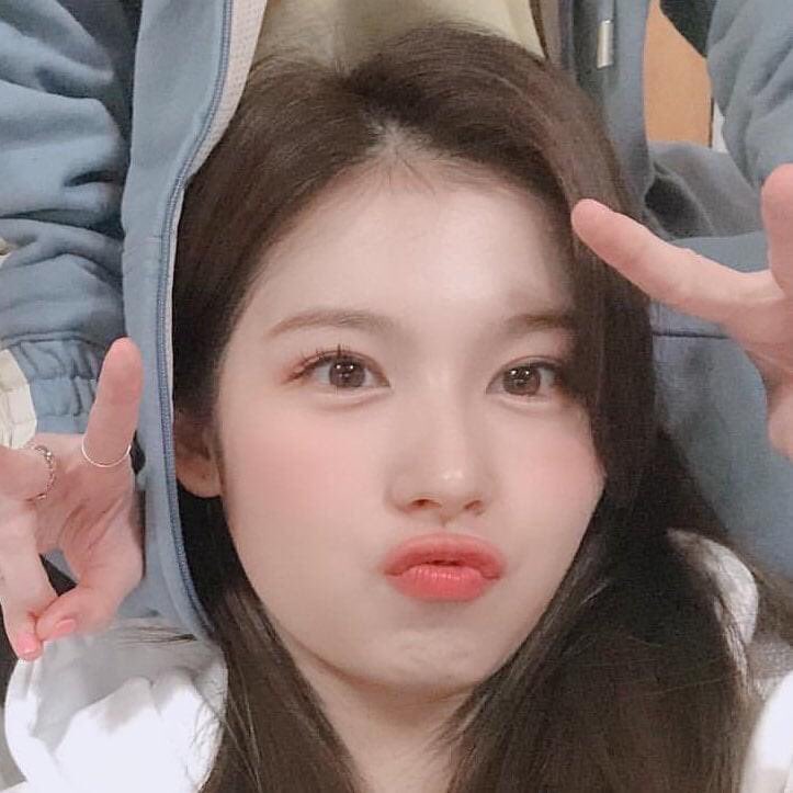 flirtchaes's tweet photo. her ❤️——❤️ https://t.co/eRDSIjy2JG