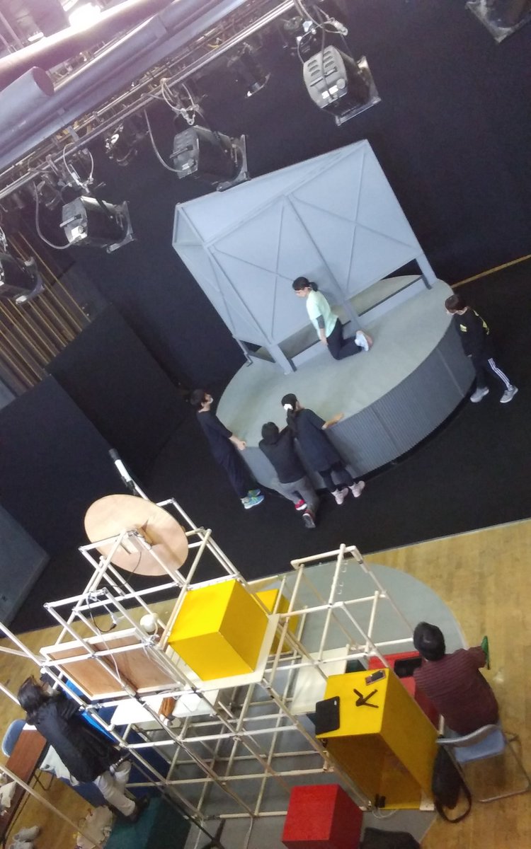 劇団うりんこ うりんこ劇場 本日のうりんこ カオスです 本日のうりんこ 西に きみがしらないひみつの三人 東に 学校ウサギをつかまえろ を仕込んで 演出の田辺さん Tana2yo に フル回転で稽古して頂いております 脳みそチーーン