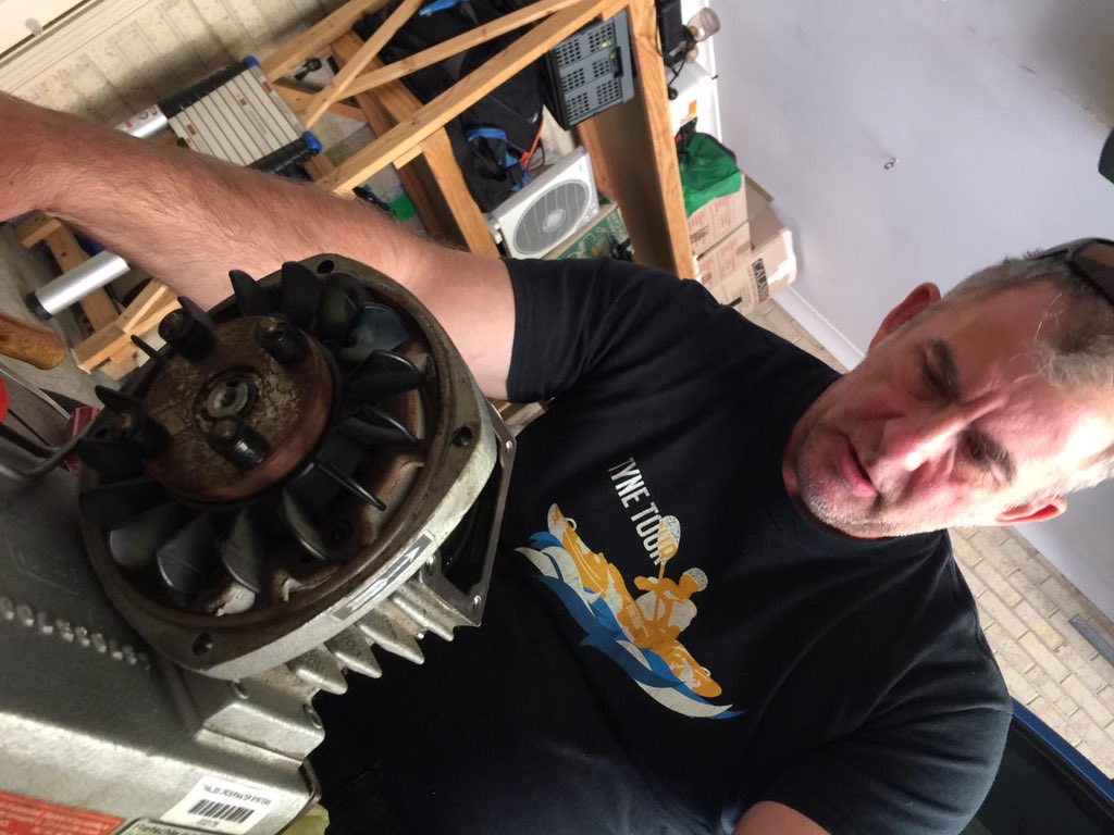 ServicesVacuum's tweet photo. Real engineer getting his hands dirty Andy Taylor , rietschle pump on this occasion @Kunnykun @ServicesVacuum #vacuumpumprepair #engineershighvacuum #vacuumsolution #edwards #leybold #busch #becker #sydney https://t.co/fEGgSOhAOy