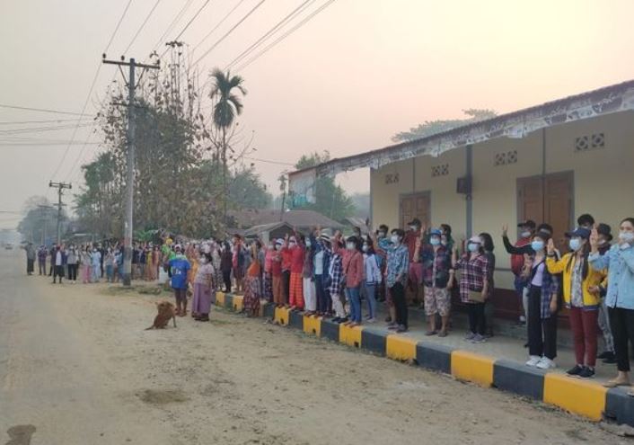 ရှမ်းပြည်နယ်၊ နမ္မတီးမြို့က ပြည်သူတွေဟာ စစ်အာဏာရှင်ကျဆုံးရေး၊ ဖက်ဒရယ်ဒီမိုကရေစီစနစ် ပေါ်ပေါက်ရေးအတွက် ဧပြီလ ၁၄ ရက် မနက် ၅ နာရီခွဲမှာ အရုဏ်ဦးသပိတ် ချီတက်ဆန္ဒပြခဲ့ကြသည်။ https://t.co/Q1g8My3L87
