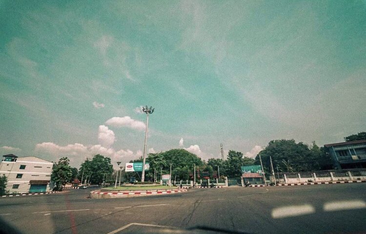 @poppymcp The Mawlamyaing #SAC ordered the municipality to organize #Thingyan water festival in the middle of the city in order to show the State as stable and peaceful. However Mawlamyaing residents are remaining silent. The whole town is dry and defiance.
#WhatsHappeningInMyanmar https://t.co/GhE1tBuEcl