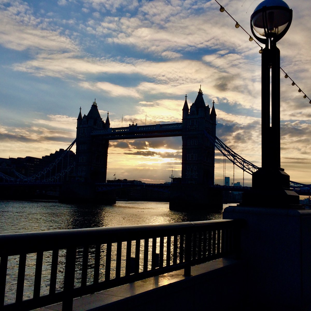 hannahkokoschka's tweet image. #wednesdaymotivation such a stunning morning #london for a virtual @Proj_AwesomeLDN #freefitness session by the traditional spot! @ThamesPathNT @ThamesPics