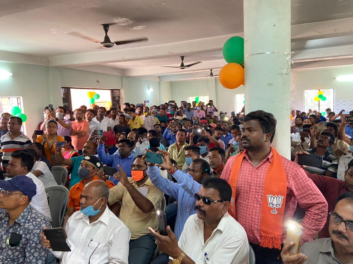 nsitharamanoffc's tweet photo. Smt @nsitharaman addresses tea garden workers and their union leaders at Nagarkata in Jalpaiguri, West Bengal. Shri @johnbarlabjp, Hon'ble MP (LS) and Dr @JayantaRoyJPG, Hon'ble MP (LS) are also present. 

@BJP4Bengal https://t.co/KnTfN3Ufzr