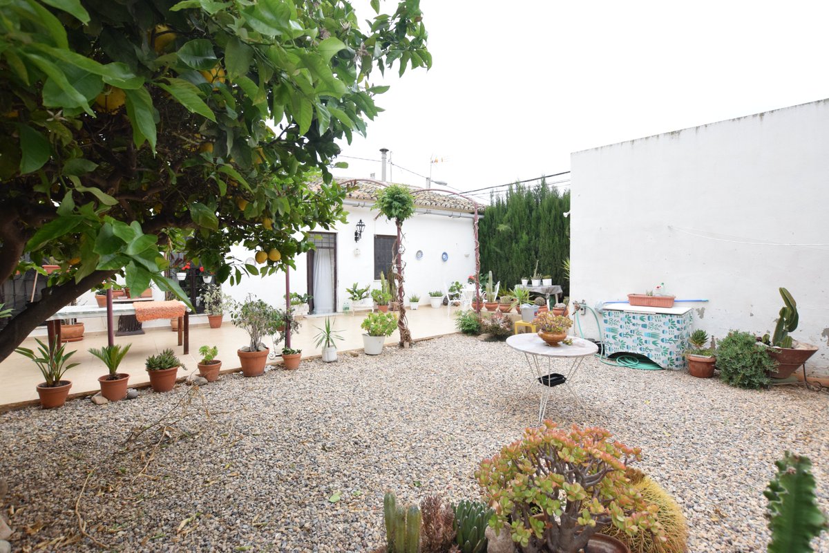 Se vende planta baja en Valladolises, 330 m2 de parcela, 3 dormitorios, salón, cocina grande, 1 baño, patio interior de 180 m2, cochera grande.