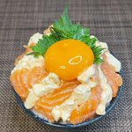 一口食べたら止まらなくなりそう!サーモンとクリームチーズの絶品丼ものレシピ!
