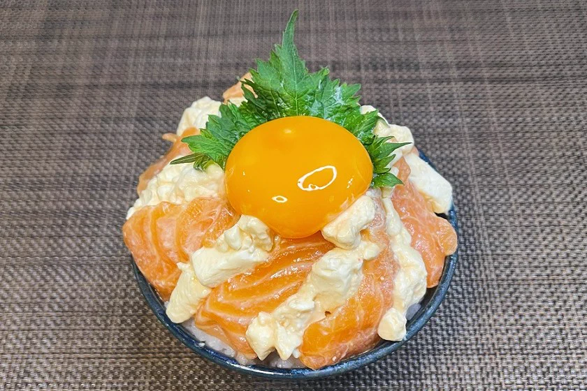 一口食べたら止まらなくなりそう！サーモンとクリームチーズの絶品丼ものレシピ！