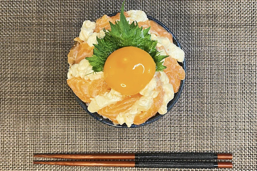一口食べたら止まらなくなりそう！サーモンとクリームチーズの絶品丼ものレシピ！