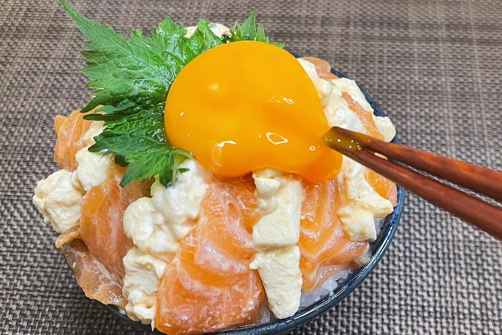 一口食べたら止まらなくなりそう！サーモンとクリームチーズの絶品丼ものレシピ！