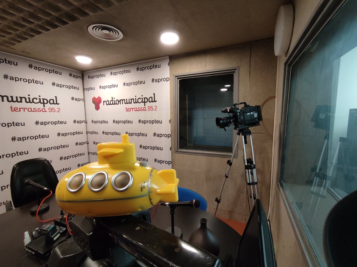 ElSubmaritrs's tweet photo. ⚓️Bon da navegants. Us esperem a les 12 amb:
✅VI #FiraOliva @TombCanAnglada 
✅@DocsBarcelona presenta #Oeconomia
✅L'@AssociacioACPSC porta #ElDubte a l'escenari
✅Cicle " #Terrassa Llegeix" amb @bctxarxa 
✅#BonaPinta @nouhairterrassa 
🎤#BSO escoltarem Andrea Grau https://t.co/M5Ws6ARouB