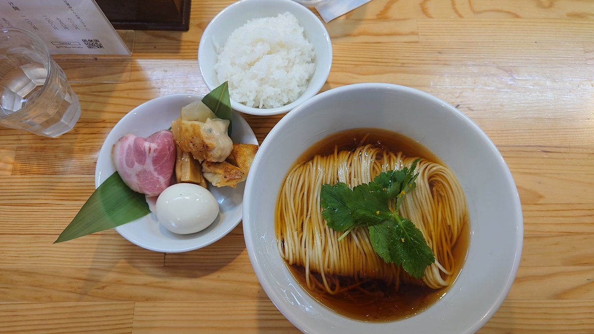 Go Ichiro 自家製麺くろ松 さん 高崎市 中華そば 梅 醤油 細麺 おまかせ三種盛り ごはん 出汁感がメッチャすばらしぃスープに細麺のしなやかさがホント美味しぃ お楽しみ三種のおまかせ盛りに入ってた焼きワンタンがスッゴぃ ゚d゚ ウマー Go Ichiro 自家製麺くろ松 さん 高崎市 中華そば 梅 醤油 細麺 おまかせ三種盛り ごはん 出汁感がメッチャすばらしぃスープに細麺のしなやかさがホント美味しぃ お楽しみ三種のおまかせ盛りに入ってた焼きワンタンがスッゴぃ ゚d゚ ウマー