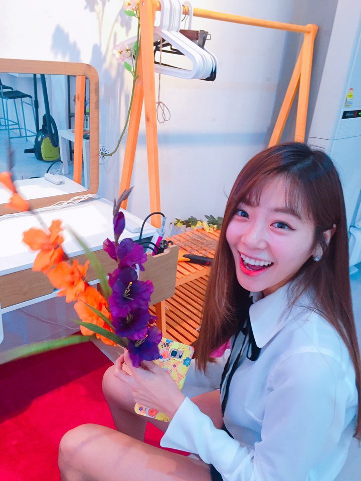 minseulthinker's tweet image. if minji not my gf then why these pics 😼