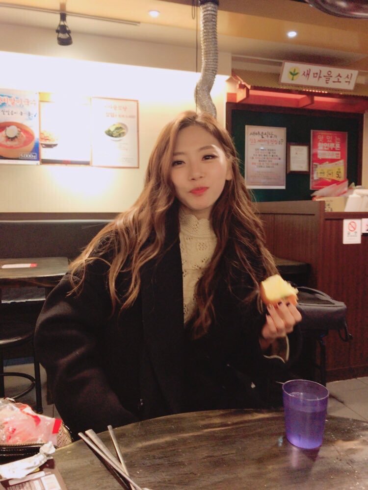 minseulthinker's tweet image. if minji not my gf then why these pics 😼