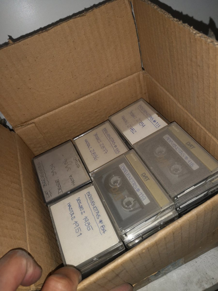 m_mardonesc's tweet photo. Hoy se cumplen 10 años del fallecimiento de #PetronioRomo.
Una fotito de sus #Brevenotas que prometo traspasar a mp3 (están en DAT)
Luego subiré algunos audios de las antiguas presentaciones, enlaces y marcas de #Radiograma grabadas por él. https://t.co/g0aDbUD7tU