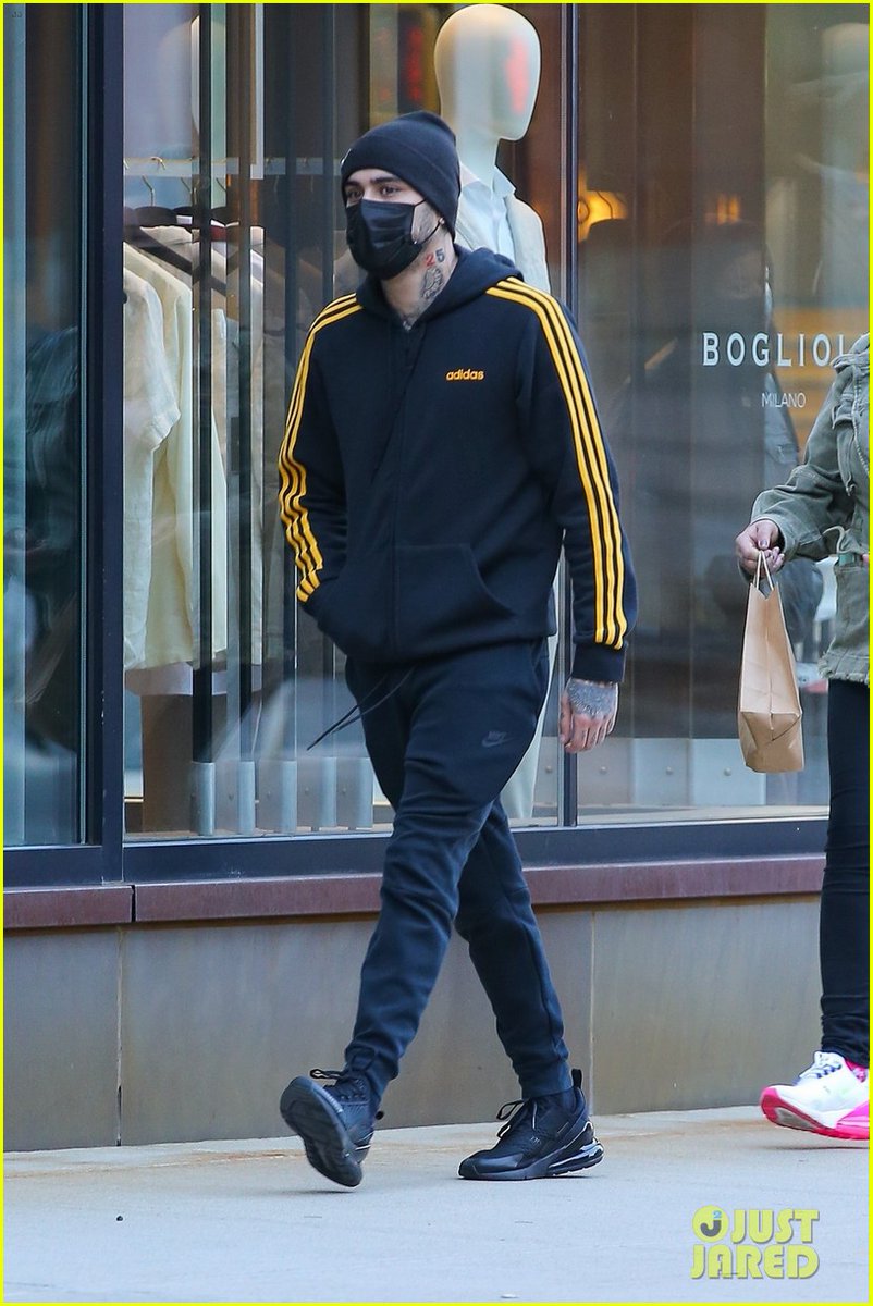 April 13: Zayn out and about in New York (via Just Jared). justjared.com/2021/04/13/zay…