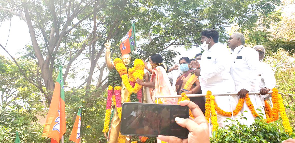 Yuvaraj_pa's tweet photo. அண்ணல் டாக்டர் பாபாசாகேப் #அம்பேத்கர் அவர்களின் 130வது பிறந்த தினத்தை முன்னிட்டு அண்ணலின் திருவுருவ சிலைக்கு @BJPMahilaMorcha தேசிய தலைவர் எம் அக்கா @VanathiBJP மாலை அணிவித்து மரியாதை செலுத்திய போது..

#AmbedkarJayanti2021 https://t.co/btdhfTpTm4