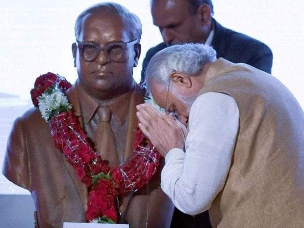 कुछ तो खास है तेरे किरदार में,
वरना इतने बड़े तानाशाह नही झुकते तेरे दरबार में।
#जयभीम
#किसान_बोलेगा_जय_भीम

#बाबा_साहेब_अमर_रहे