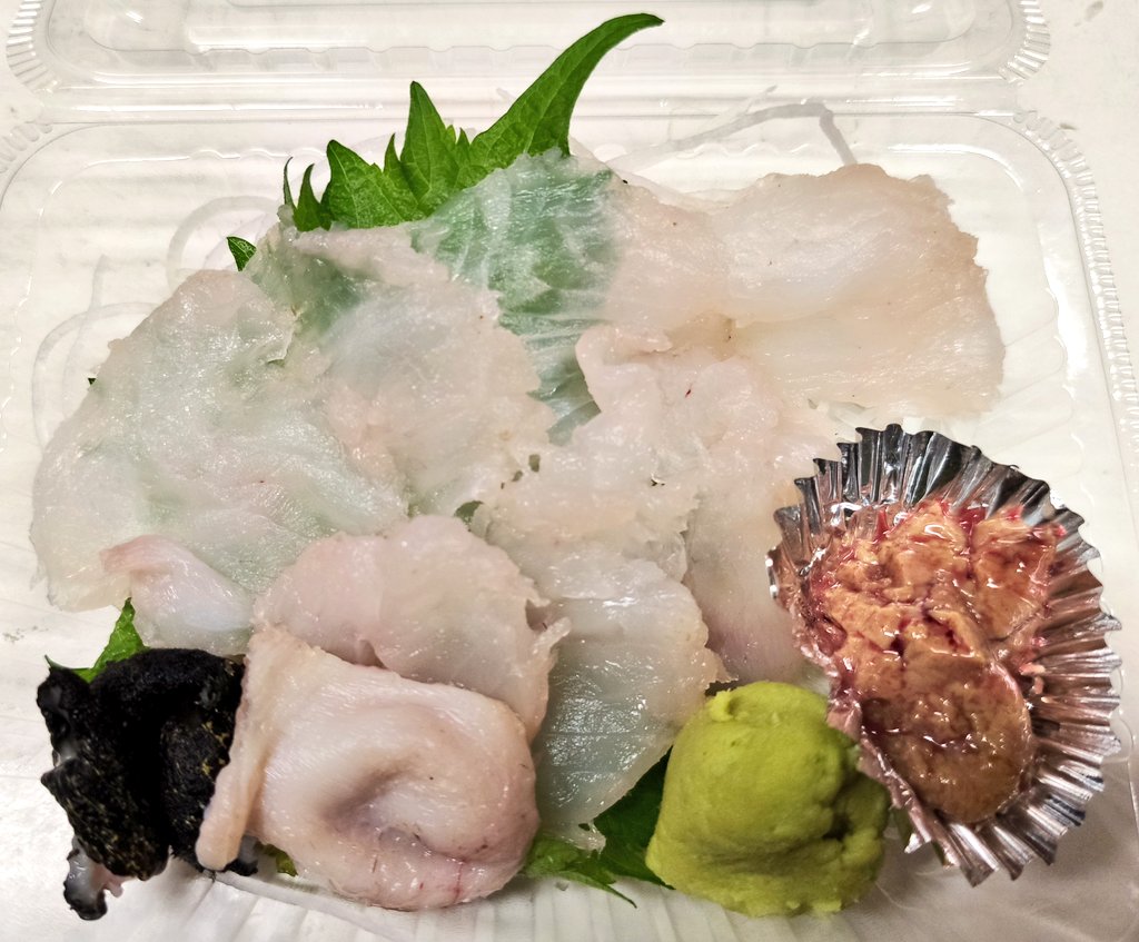 駅前酒場 4 14 水 雨の日サービス 夏のフグ ともいわれる高級魚 オコゼが本日も登場 豪華フルセットの オコゼづくし も衝撃価格で そして炙りホタテ0円も是非 炙りホタテ 北海道厚岸産 0円 活オコゼ刺身 肝 皮 胃袋付き 800円 オコゼ