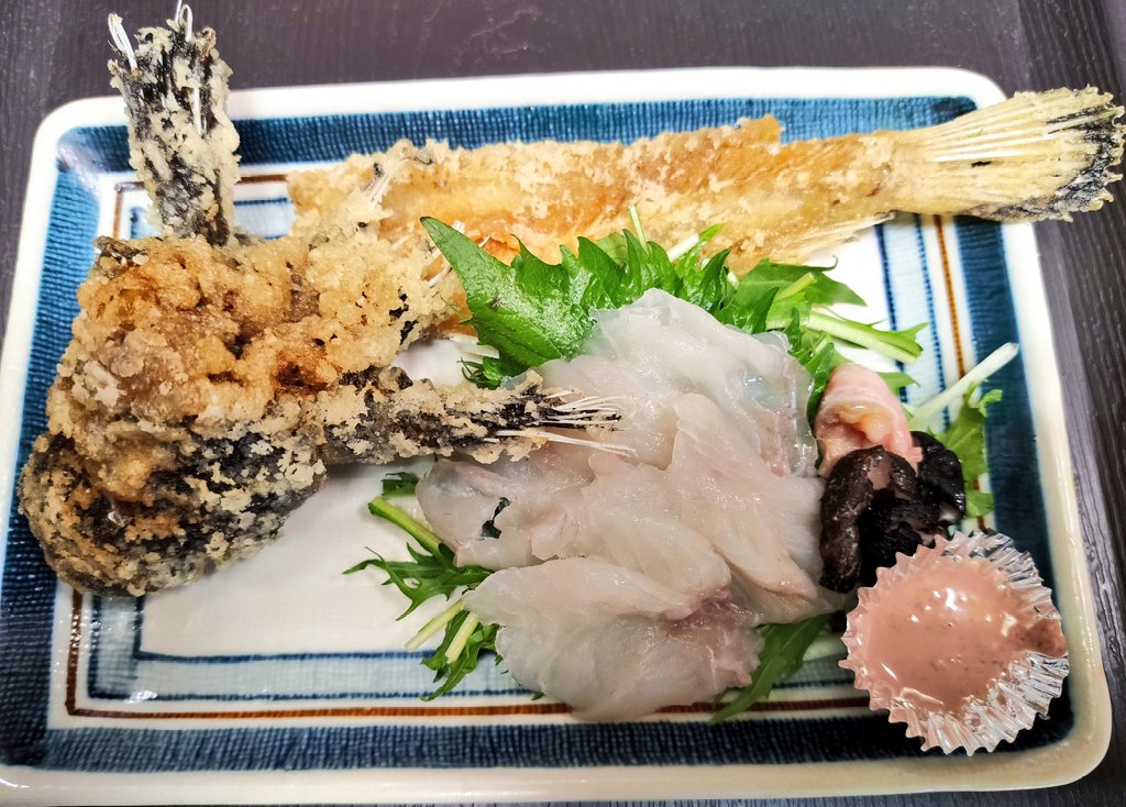 駅前酒場 4 14 水 雨の日サービス 夏のフグ ともいわれる高級魚 オコゼが本日も登場 豪華フルセットの オコゼづくし も衝撃価格で そして炙りホタテ0円も是非 炙りホタテ 北海道厚岸産 0円 活オコゼ刺身 肝 皮 胃袋付き 800円 オコゼ