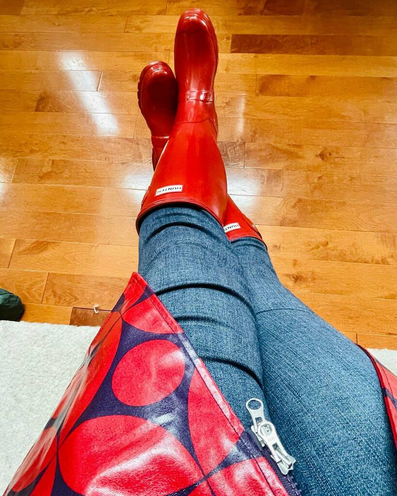 The British are coming! Red #hunterboots and #boden raincoat. #rockingmyred instagr.am/p/CNoaDCHsijM/