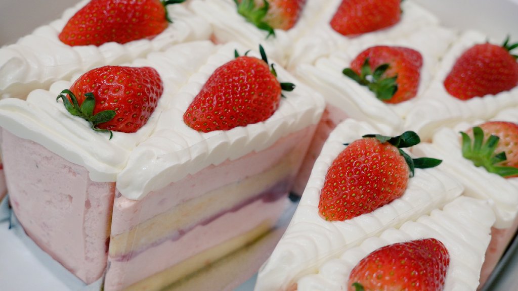 ขนมร้านคุณญาติเรา ; — ; ♡ ตัวเค้กส้มคือใช้ส้มคั้นสดไม่ผสมหัวเชื้อใดๆ อาหย่อย แต่ดีงามที่สุดคือทิรามิสุกะช็อกโกแบต อร่อยมากๆ ! กินหมดแบบไม่ทันถ่าย อันนี้คุณญาติถ่ายมาให้ดู หงุง