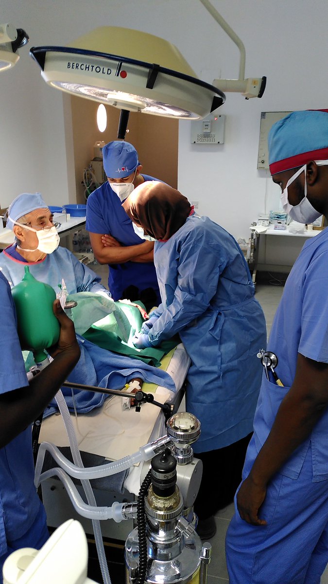 Mit einheimischer Hilfe einer jungen Ärztin muss das große OP-Programm zu schaffen sein.#Hargeysa/Somaliland#