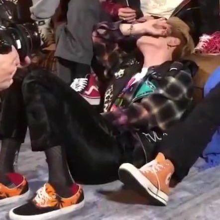 เดินเข้าร้านอย่างเสือ               เพลงเศร้าขึ้น