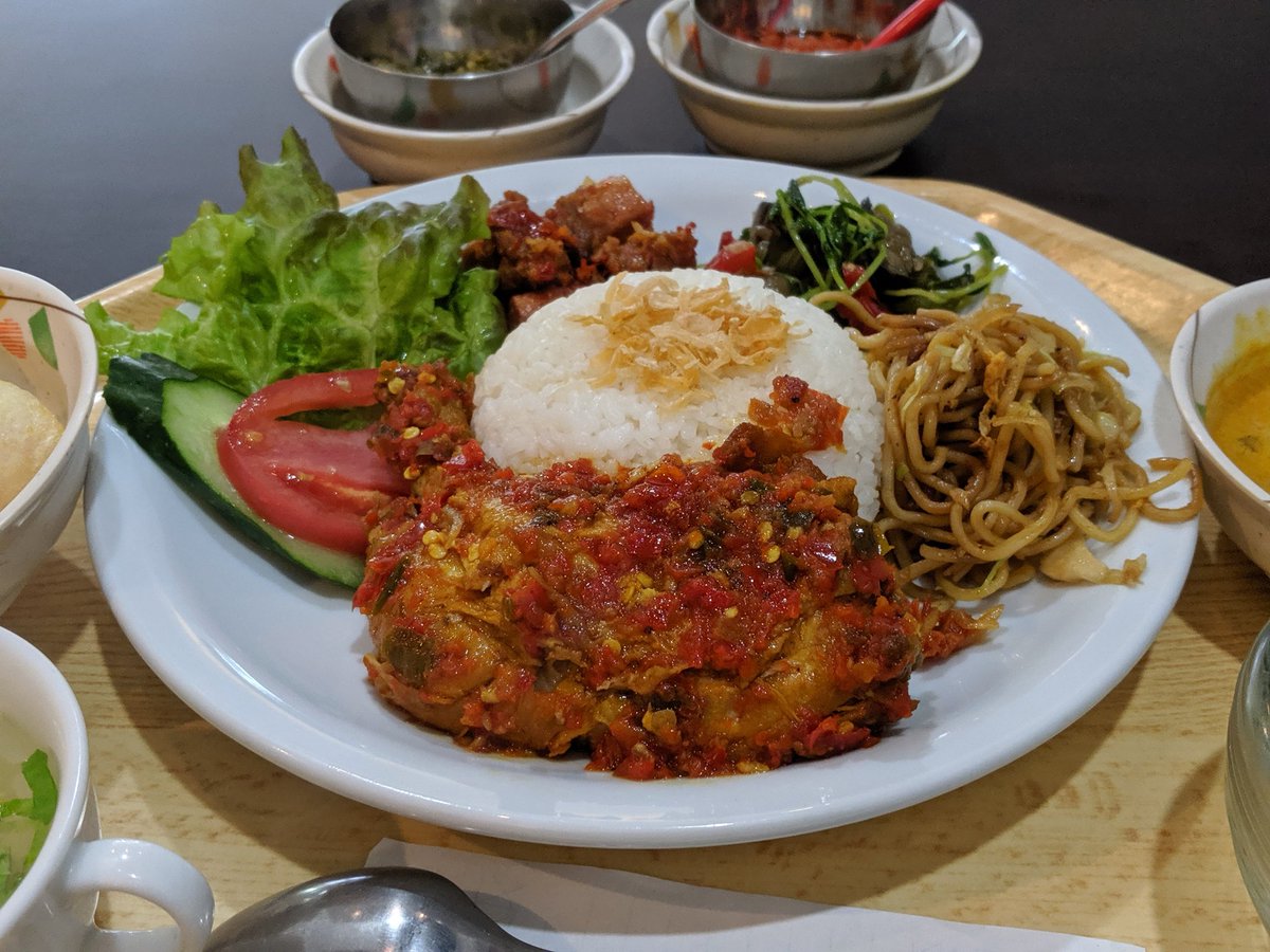 mee_graphics's tweet photo. 復活のモンゴモロ😊
今度は新宿二丁目。
Ayam MerahとKikilがけごはん。
Kikilは水牛の皮のカレー煮込み的なやつ …だったと思う
#モンゴモロ #monggomoro https://t.co/K6tfw509VO
