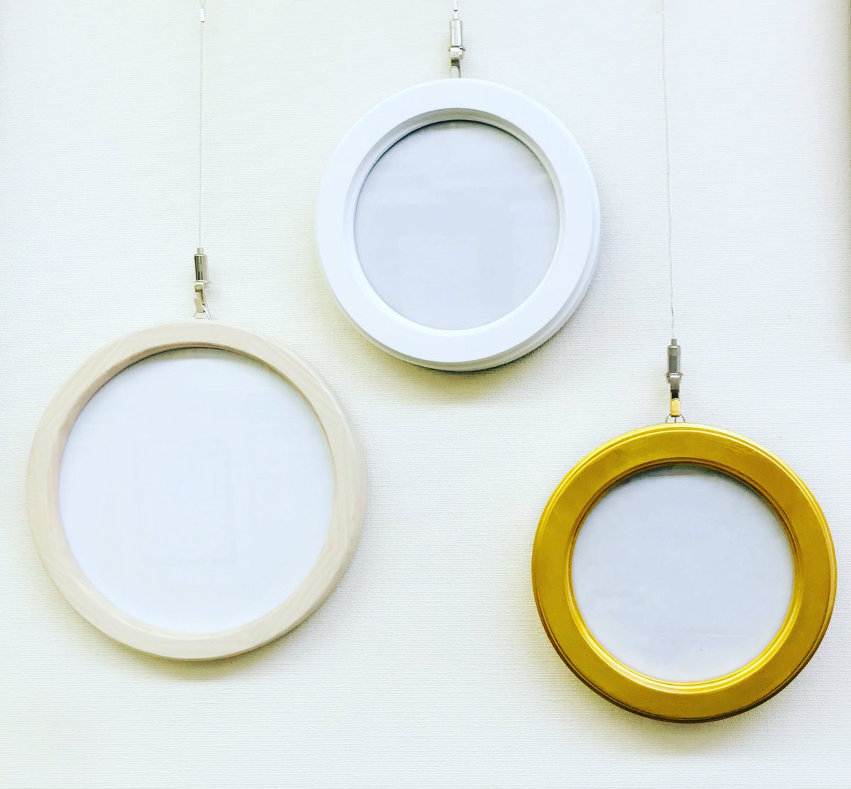 gallery_black_'s tweet image. 今週(4/14-4/20) ギャラリーはお休みですが‥15×15正円、20×20正円、20×20八角形などの額が入荷しています。
ご来店お待ちしております。

#frame #circleframe #ブラック画材