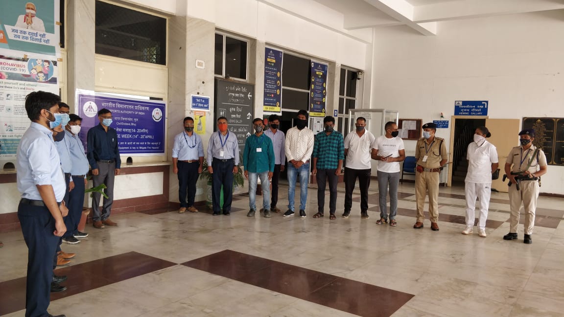 FireServiceWeek(14- 20 April’2021), @aaibhuairport paid homage to the brave firemen who laid their lives while fighting devastating fire that erupted on 14thApril1944 at the Victoria Dock in Mumbai, by observing 2 min. silence at 1030hrs. on 14thApril 2021.@AAI_Official @aairedwr