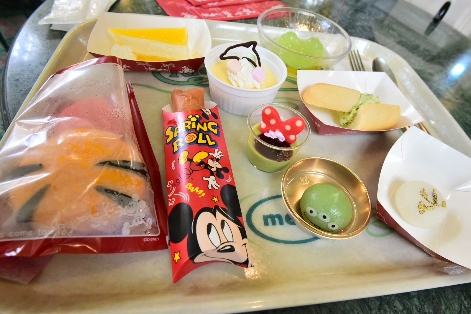 Disney Colors クロロ クリスタルパレスレストランのスウィートタイムセレクションに行ってきました リトルグリーンまんをはじめとしたスイーツだけじゃなく 今日はデミグラスポテトチュロス スプリングロール トラの子が描かれてないパッケージの