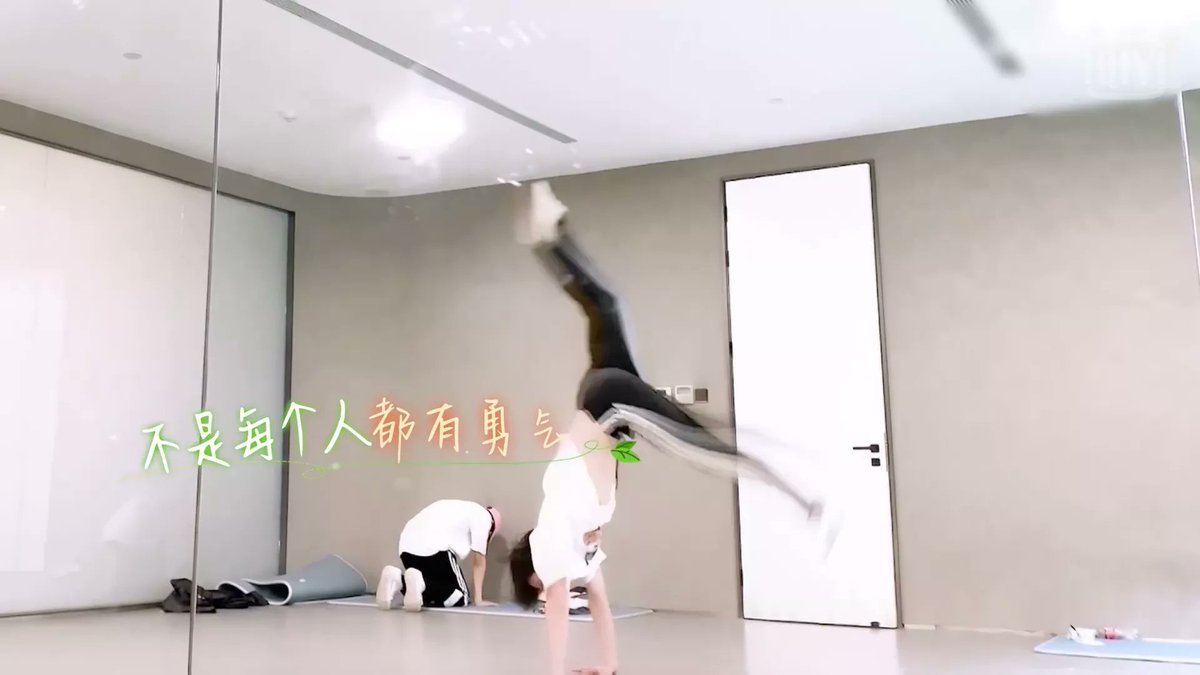 1zhouuu's tweet photo. ทุกคนมาโหวตให้อี้โจวกันนะ น้องพยายามฝึกซ้อมหนักมาก ที่เท้ามีแผลเต็มเลยTT พาน้องไปเป็นcenterด้วยกันนะ
#LuoYizhuo
#หลัวอีโจว
#พี่หลัว
#YouthWithYou3
#罗一舟 https://t.co/Z6eOu5gipT
