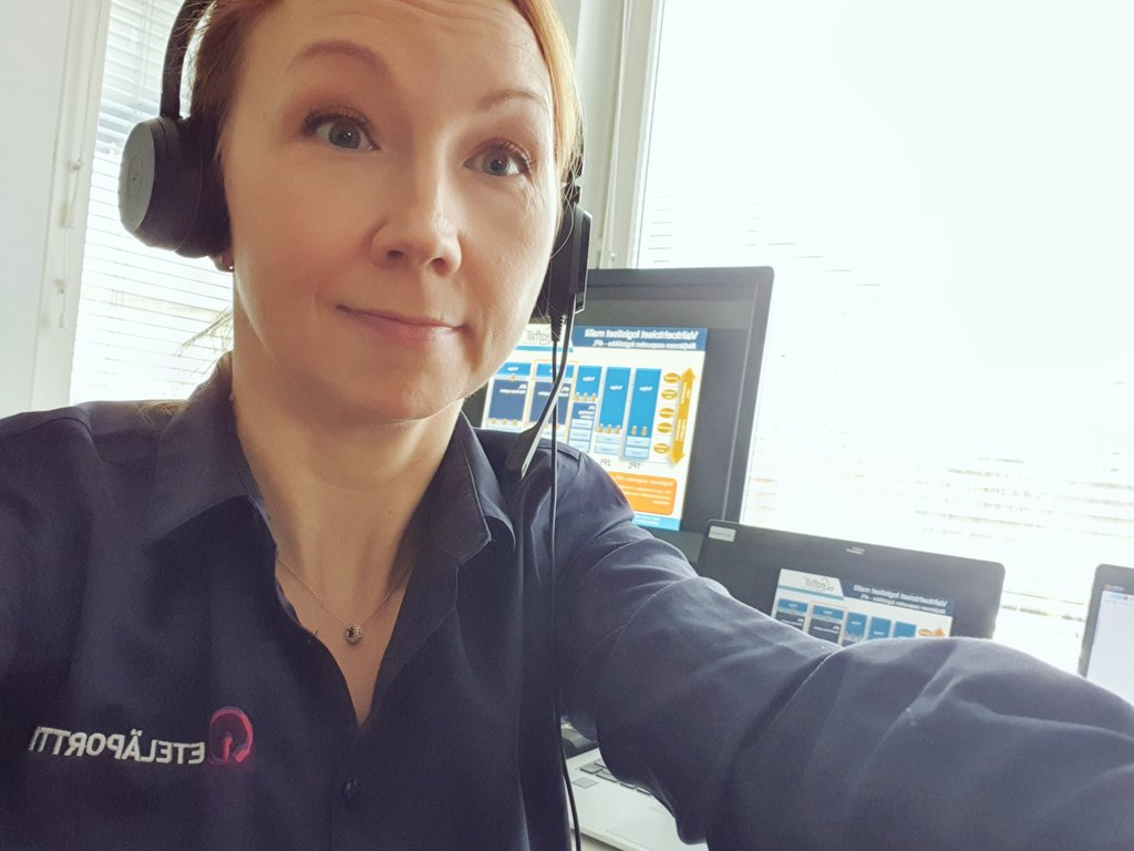 lappetta's tweet photo. Tänään #eteläportti kauluspaita päälle ja webinaaria moderoimaan 🙌 Ensimmäisessä Eteläportti-webinaarissa aiheena on Logistiikan ulkoistus liiketoiminnan tehostajana. #logistiikka #webinaari #liiketoiminta #teollisuus #jyväskylä https://t.co/wMscSIlSmu