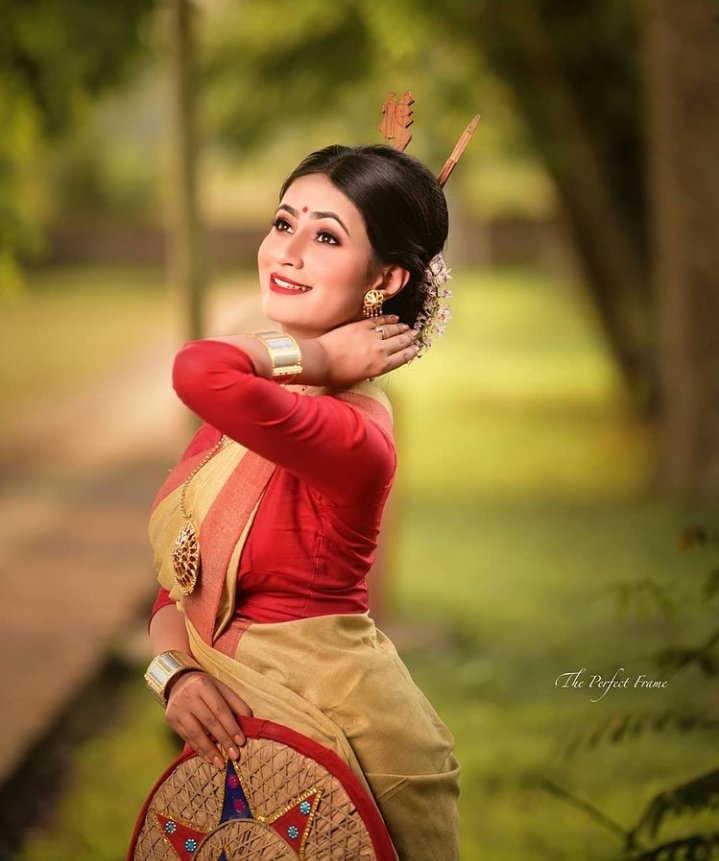 bihu photoshoot poses // Assamese traditional mekhela sador photo pose 2021  - YouTube
