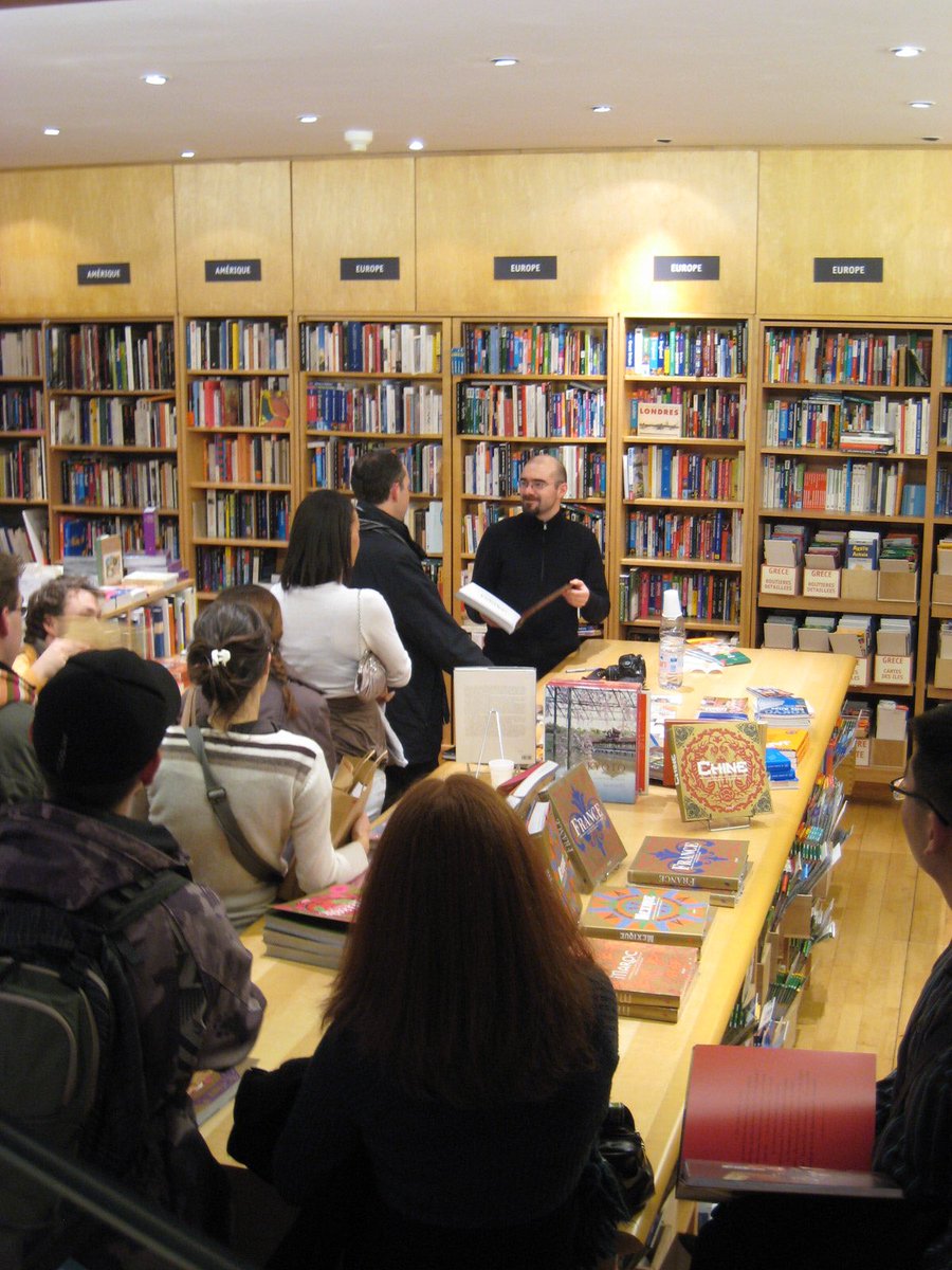 lejapon's tweet photo. En 2009 je dédicaçais mon premier livre JAPON chez @VoyageursduM (on avait fini à 21h) et la librairie Itinéraires (avec une expo dans les caves)... que de souvenirs et rencontres 🥲
Vous y étiez ? https://t.co/cvYrrJKpwy