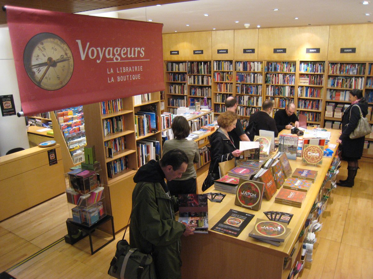 lejapon's tweet photo. En 2009 je dédicaçais mon premier livre JAPON chez @VoyageursduM (on avait fini à 21h) et la librairie Itinéraires (avec une expo dans les caves)... que de souvenirs et rencontres 🥲
Vous y étiez ? https://t.co/cvYrrJKpwy