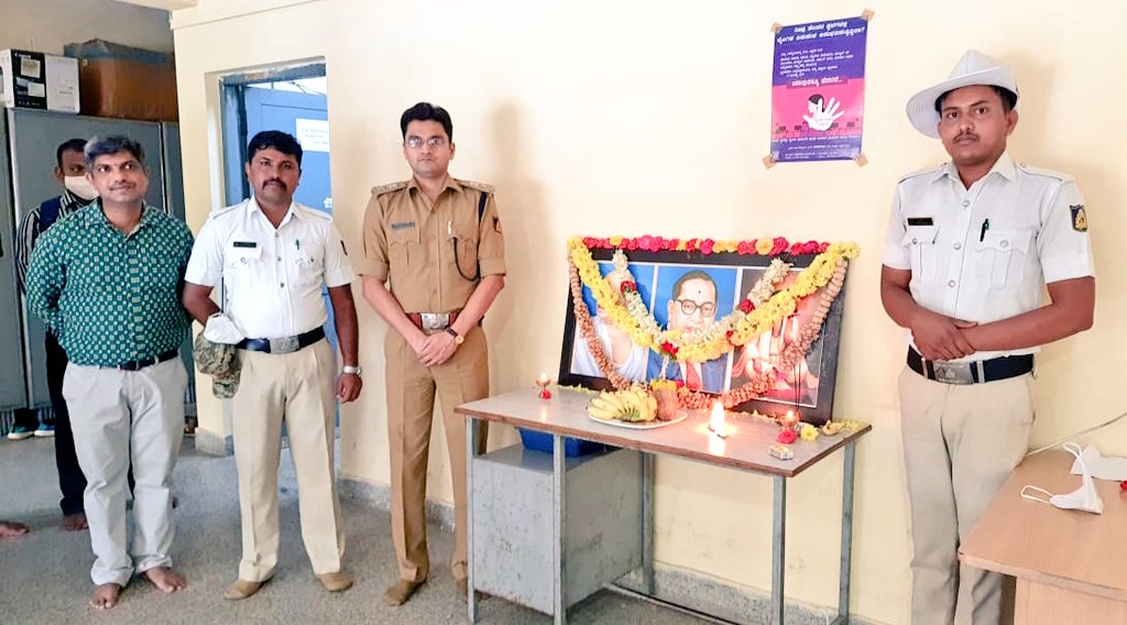 DCPTrWestBCP's tweet photo. ಸಮಾಜದಲ್ಲಿ #ಸ್ವಾತಂತ್ರ್ಯ, #ಸಮಾನತೆಗಳನ್ನು ಪ್ರತಿಪಾದಿಸುವ ಜೊತೆಗೆ  #ಶೋಷಿತ #ಸಮುದಾಯಗಳ ಪರವಾಗಿ #ನಿರಂತರವಾಗಿ #ಹೋರಾಡಿದ ಮಹಾನ್ #ಭಾರತೀಯ #ನಾಯಕ, #ಸಂವಿಧಾನ #ಶಿಲ್ಪಿ, #ಭಾರತರತ್ನ, #ದಾದಾಸಾಹೇಬ್  ಡಾ|| ಬಿ. ಆರ್. #ಅಂಬೇಡ್ಕರ್ ರವರ #130ನೇ ಜಯಂತಿಯನ್ನು ಇಂದು #ಸಂಚಾರ #ಪಶ್ಚಿಮ ವಿಭಾಗ #ಕಛೇರಿಯಲ್ಲಿ ಆಚರಿಸಲಾಯಿತು. https://t.co/kxkCuxeo4q
