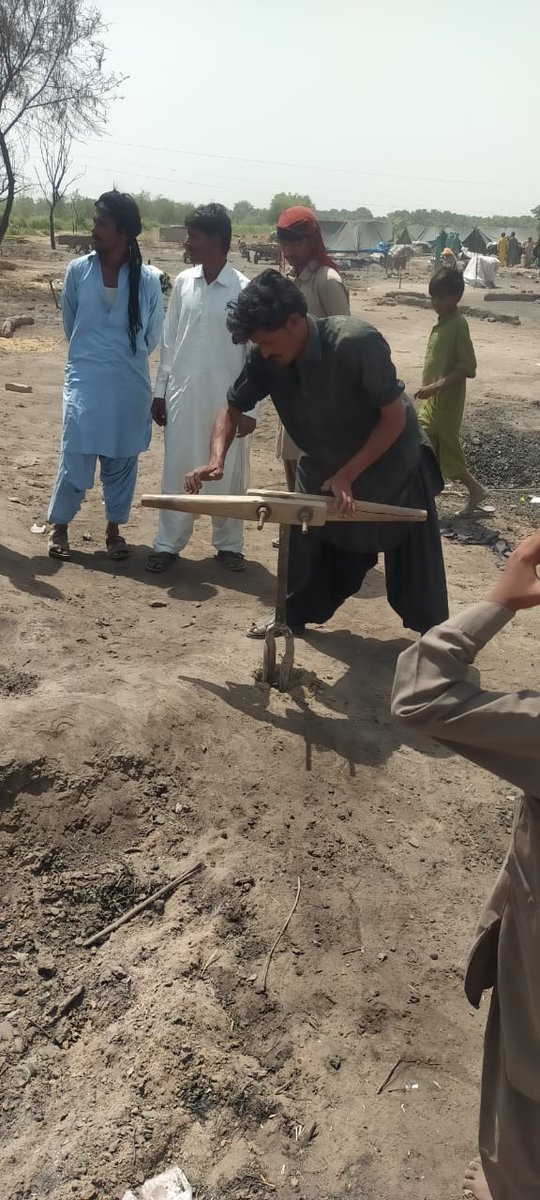 Al_Midrar's tweet image. کچھ روز پہلے لگنے والی آگ سے گاؤں کھینسر کو بہت نقصان پہنچا تھا جس میں جانی اور مالی نقصان بھی شامل ل ہے.

اس نقصان کو دیکھتے ہوئے المدرار انسٹیٹیوٹ کی جانب سے وہاں کے لوگوں اور مویشیوں کے لئے پانی کا ہینڈ پمپ لگایا جارہا ہے 
#Welfare #welfarestate #WelfareSystem #welfarefirst