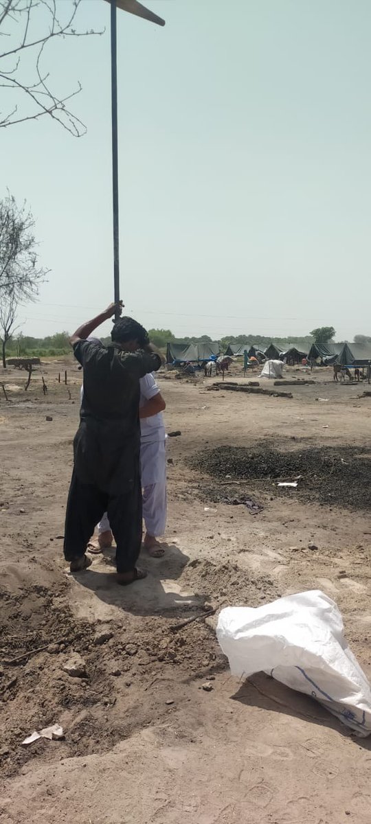 Al_Midrar's tweet image. کچھ روز پہلے لگنے والی آگ سے گاؤں کھینسر کو بہت نقصان پہنچا تھا جس میں جانی اور مالی نقصان بھی شامل ل ہے.

اس نقصان کو دیکھتے ہوئے المدرار انسٹیٹیوٹ کی جانب سے وہاں کے لوگوں اور مویشیوں کے لئے پانی کا ہینڈ پمپ لگایا جارہا ہے 
#Welfare #welfarestate #WelfareSystem #welfarefirst