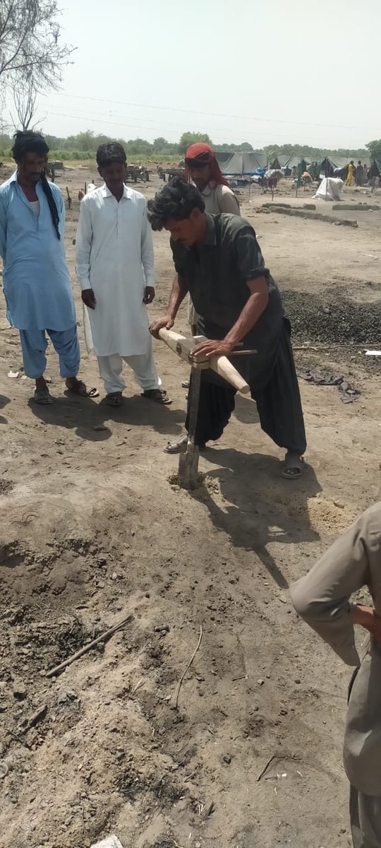 Al_Midrar's tweet image. کچھ روز پہلے لگنے والی آگ سے گاؤں کھینسر کو بہت نقصان پہنچا تھا جس میں جانی اور مالی نقصان بھی شامل ل ہے.

اس نقصان کو دیکھتے ہوئے المدرار انسٹیٹیوٹ کی جانب سے وہاں کے لوگوں اور مویشیوں کے لئے پانی کا ہینڈ پمپ لگایا جارہا ہے 
#Welfare #welfarestate #WelfareSystem #welfarefirst