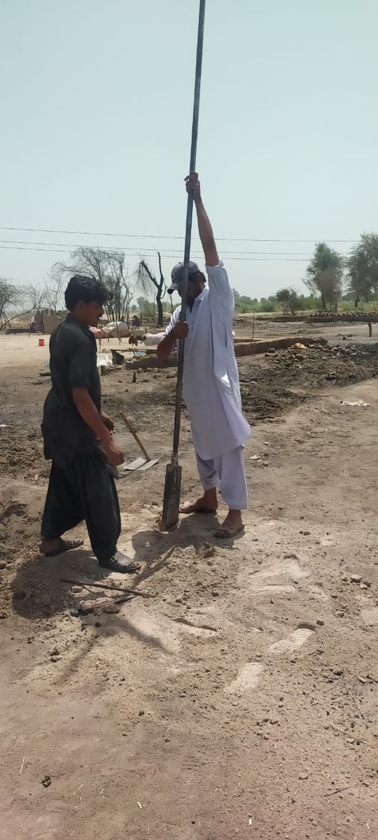 Al_Midrar's tweet image. کچھ روز پہلے لگنے والی آگ سے گاؤں کھینسر کو بہت نقصان پہنچا تھا جس میں جانی اور مالی نقصان بھی شامل ل ہے.

اس نقصان کو دیکھتے ہوئے المدرار انسٹیٹیوٹ کی جانب سے وہاں کے لوگوں اور مویشیوں کے لئے پانی کا ہینڈ پمپ لگایا جارہا ہے 
#Welfare #welfarestate #WelfareSystem #welfarefirst