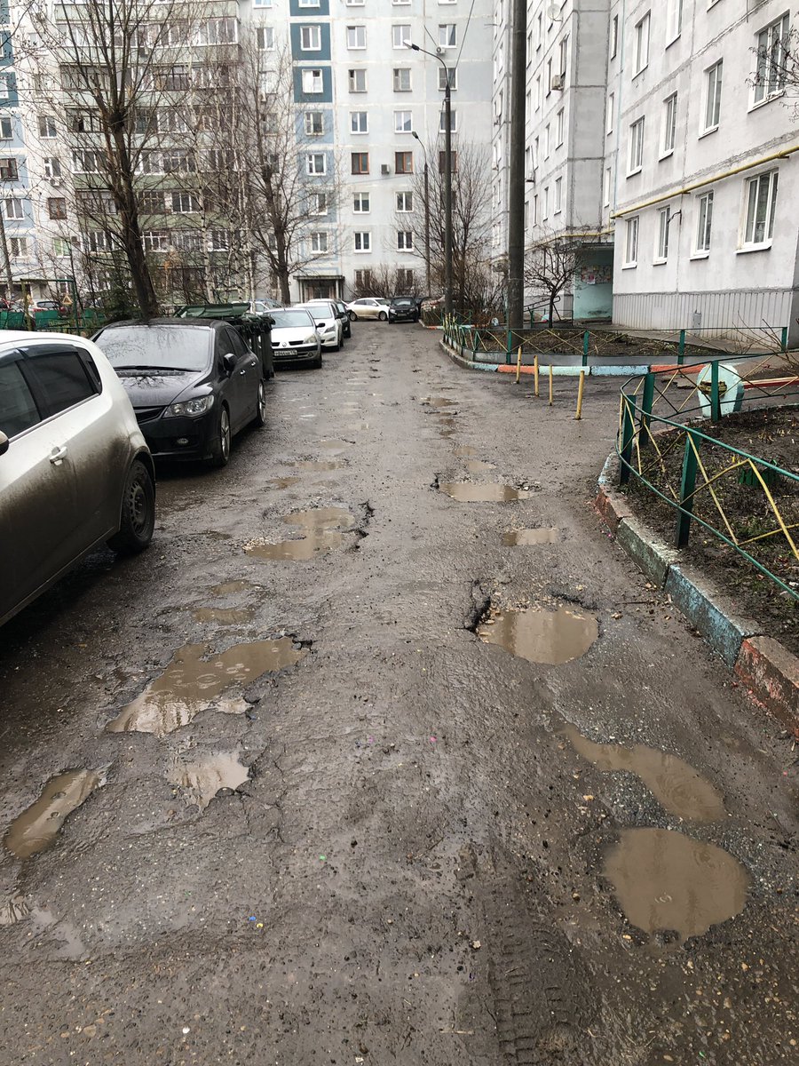 dedmatrix's tweet image. И такая разруха везде. Снимки дорог двора Четаева 11. Куда ушли миллиарды наших налогов на благоустройство дворов, @RusMinnikhanov ?