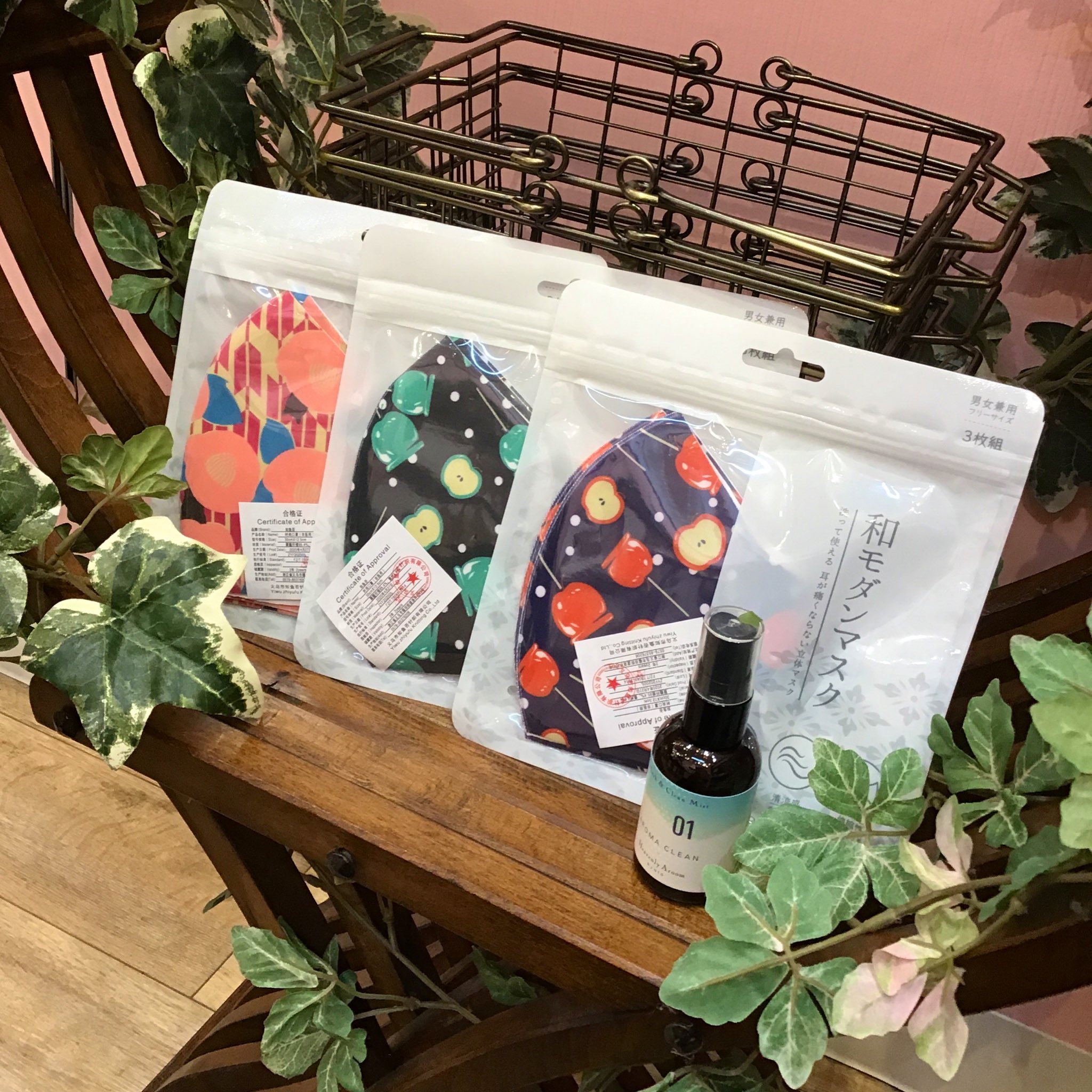 Wargo店舗販売スタッフ 浅草新仲見世imayo こんにちは ゆうこです 本日は在庫わずかになったマスクのご紹介です 藪椿に猫 青りんご飴 紅りんご飴 数点ずつなのでお早めにどうぞ マスク会食も推奨されるご時世 3枚組で洗いかえも安心です Wargo店舗販売スタッフ 浅草新仲見世imayo こんにちは ゆうこです 本日は在庫わずかになったマスクのご紹介です 藪椿に猫 青りんご飴 紅りんご飴 数点ずつなのでお早めにどうぞ マスク会食も推奨されるご時世 3枚組で洗いかえも安心です