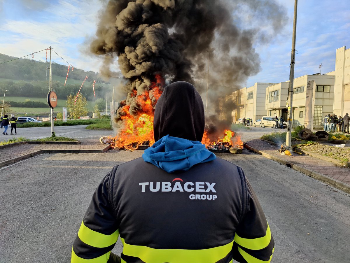 Barrikadak kalea ixten du, bidea zabal dadin.
#TubacexBorrokan #Tubacex #LangileonBorroka