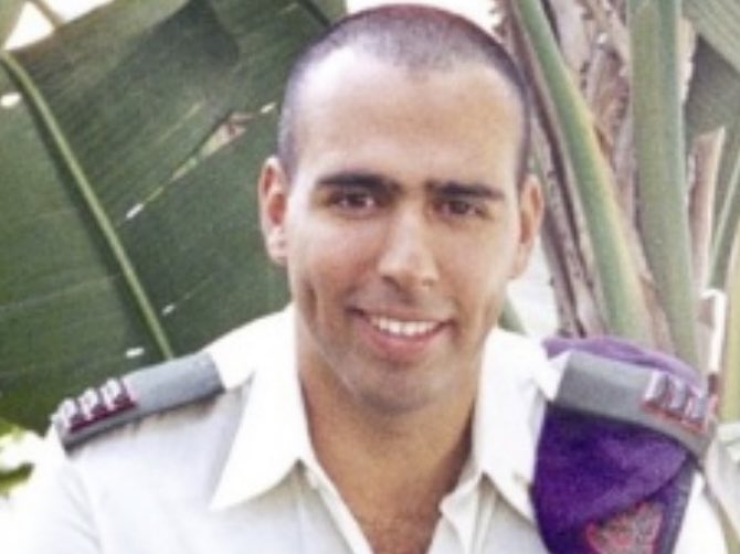 בשנת 2002 מחבל חמוש ירה לעבר רכב בציר כיסופים. רס״ן מור אלרז, מפקד מסייעת רותם בחטיבת גבעתי, מיהר להגיע למקום ולסכל את הפיגוע. מור היה חבר של ההורים שלי, והשנה יצאתי למסע בעקבות הסיפור של אותו חבר ומפקד שנהרג בחירוף נפש תוך הצלת אחרים. <a href="/GLZRadio/">גלצ</a> מוזמנים >> bit.ly/3mKTUDJ