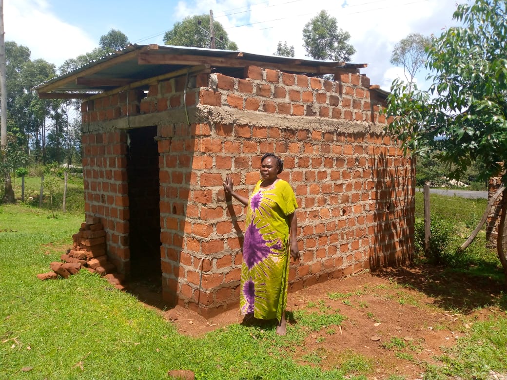 cerealgrowerske's tweet photo. High cost and delays in #lastmiledelivery, bridging the gap through #FSC model like Rosemary by stocking seeds and fertilizer #servingfarmers. Her home has become farmers #learningcentre with her demo plots, she trains, advices and sell to them products #FtMA https://t.co/RitDtcYAbX